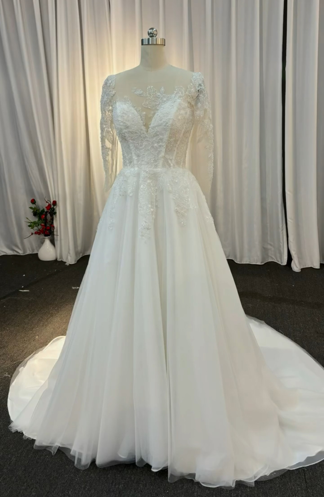 シンプル　くるみボタン編み上げ　シースルー長袖　トレーン　ウェディングドレス　ブライダル　サイズオーダー可能　挙式花嫁