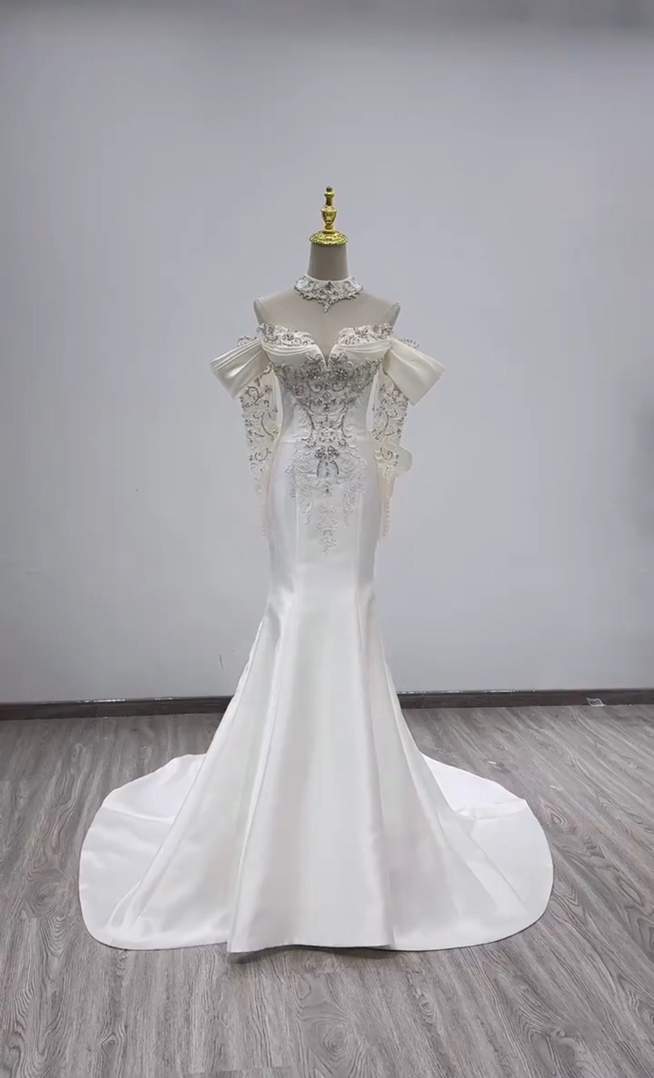 見逃さない！オフホワイト　ビジュー付き　バックリボン女王派　二の腕を隠せる　オフショルダー　マーメイドドレス　レース挙式 50,316円