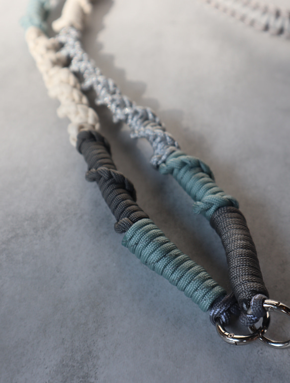 ◼︎スマホショルダーストラップ◼︎《グレイッシュブルー》 パラコードストラップ 9枚目の画像