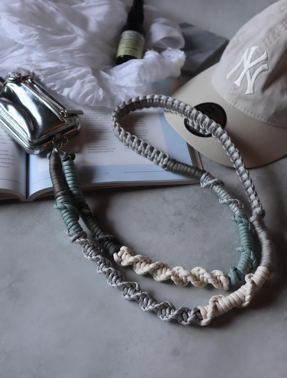 ◼︎スマホショルダーストラップ◼︎《グレイッシュブルー》 パラコードストラップ 4枚目の画像