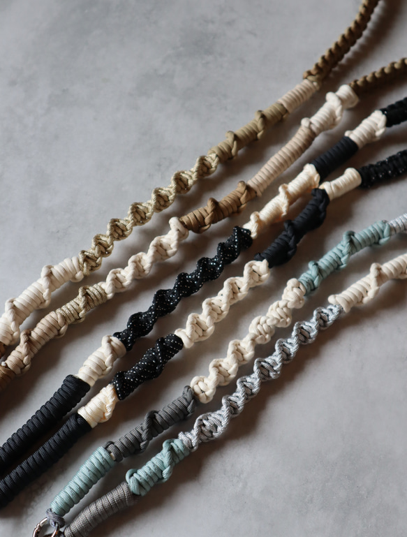 ◼︎スマホショルダーストラップ◼︎《グレイッシュブルー》 パラコードストラップ 17枚目の画像