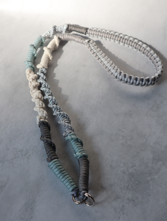 ◼︎スマホショルダーストラップ◼︎《グレイッシュブルー》 パラコードストラップ 7枚目の画像