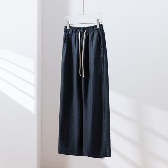 ★立即出貨★ 四季皆宜的舒適闊腿褲。抗皺長褲。藏藍色。 250904-2 第1張的照片