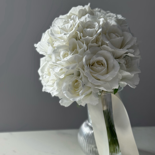 ローズ♪ラウンドブーケ 造花 ウェディングブーケ ブートニア付き 結婚式 前撮り 花嫁 ブライダルブーケ ブーケ PETALS 通販  19778815｜Creema(クリーマ) Xiao Hua ハンドメイドサテンローズブライダルブーケトスラウンドウェディングブーケスロートス造花束ダークパープル。