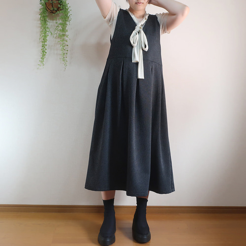 秋冬物 シワにならない 白黒ストライプ Vネックジャンパースカート