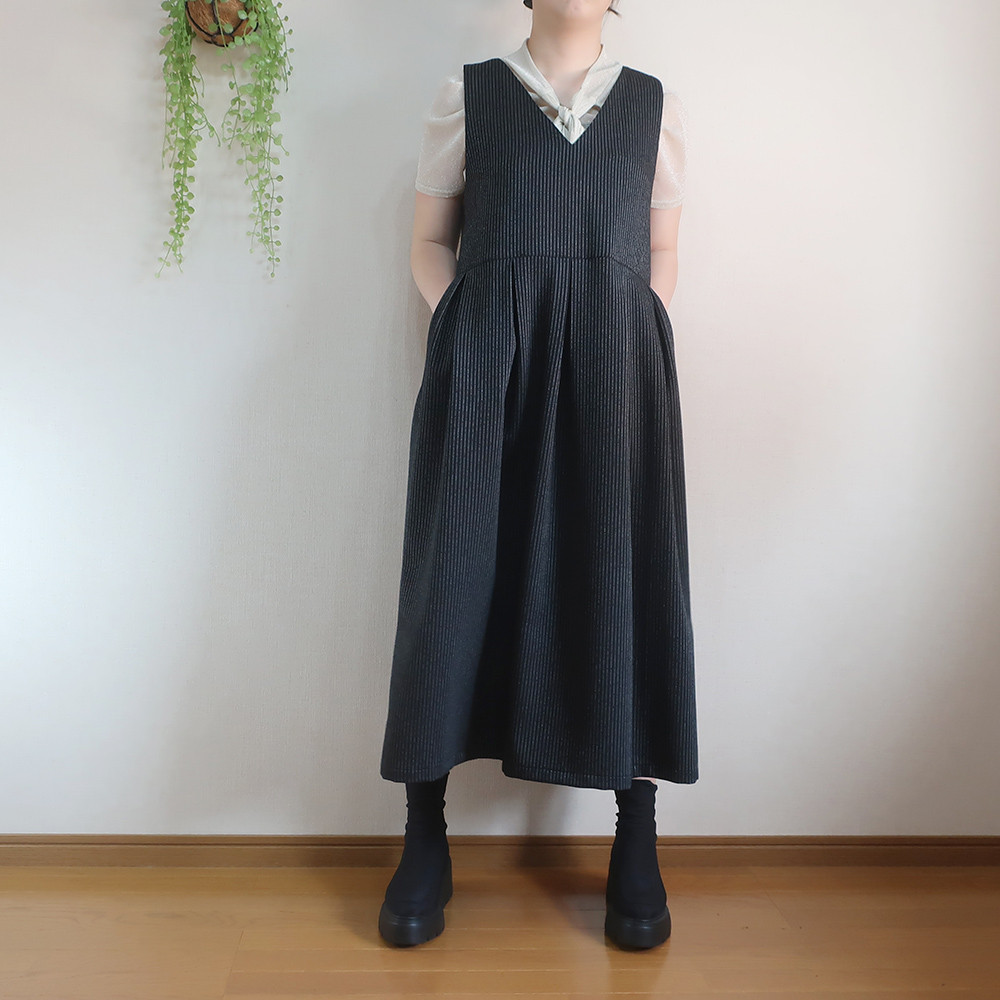 秋冬物 シワにならない 白黒ストライプ Ｖネックジャンパースカート（ポリエステル／ストライプ柄） 10,337円