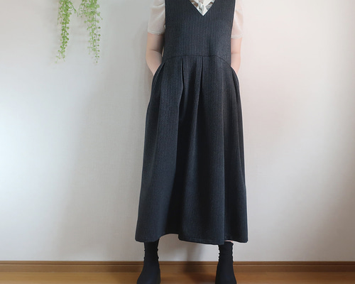 秋冬物 シワにならない 白黒ストライプ Vネックジャンパースカート