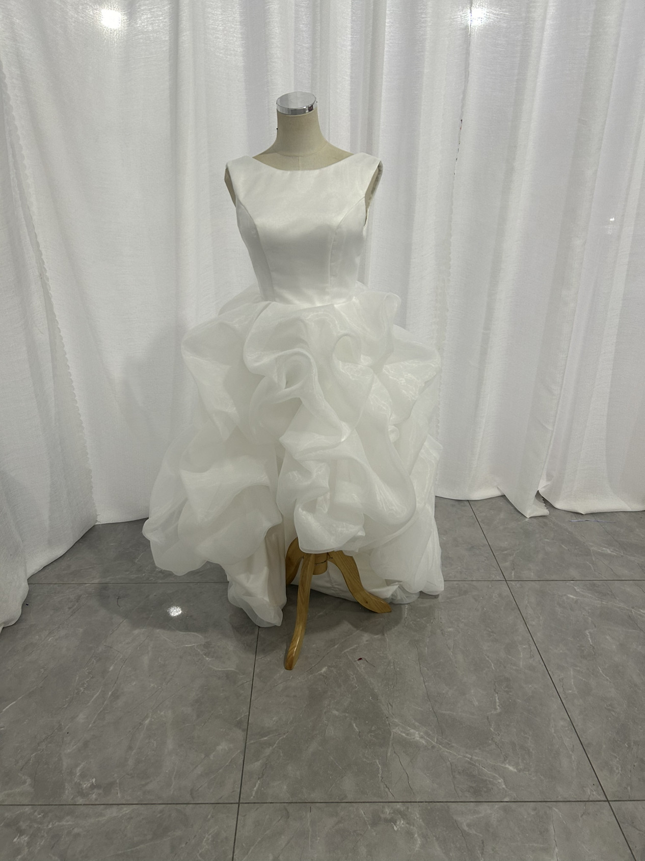 新作！ウエディングドレス　フィッシュテール　ふわふわバルーンスカート　ボリュームドレス　ノースリーブ