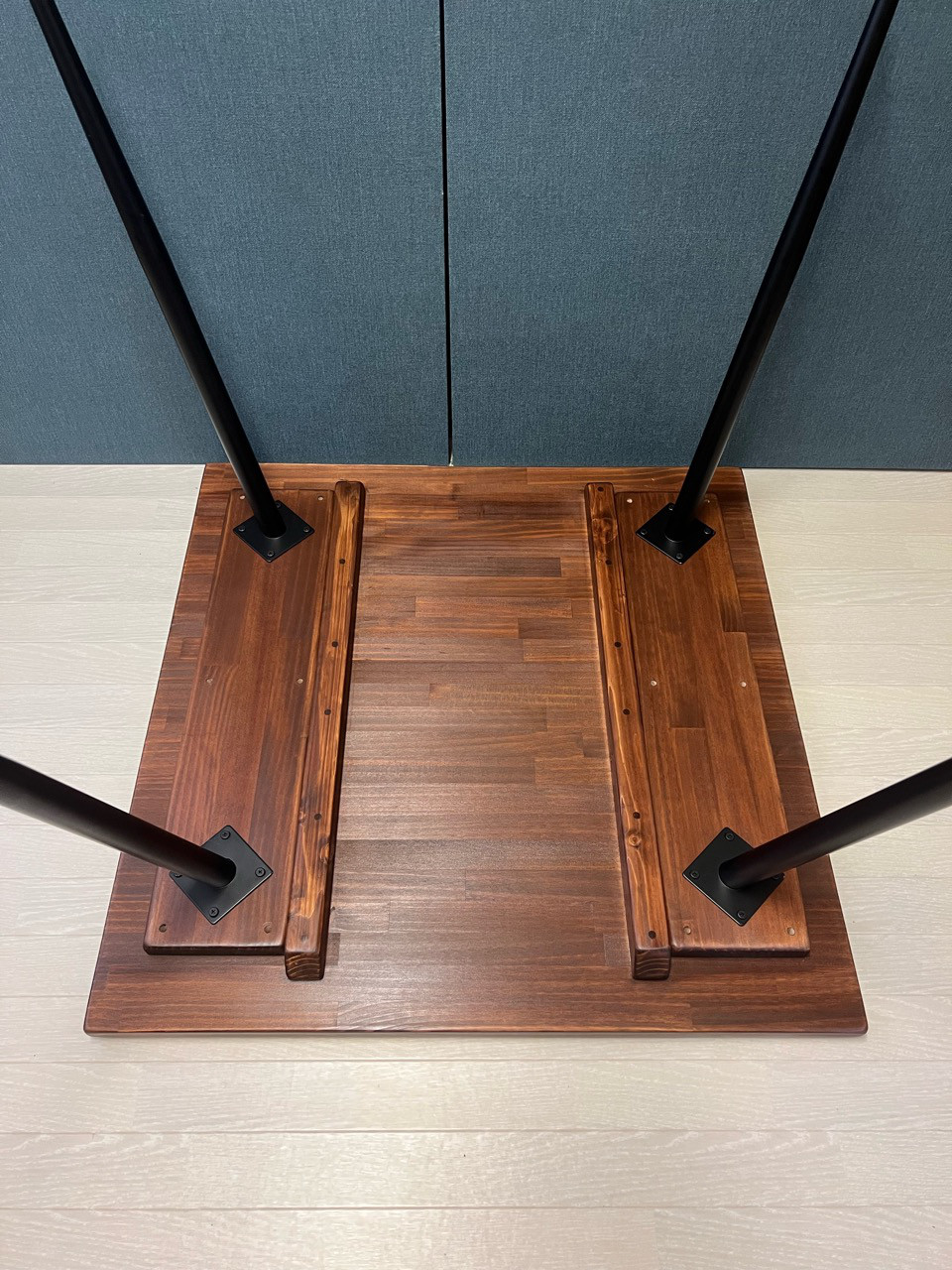 【送料無料】 テーブル 正方形 80cm パインウォルナット アイアン製ボルト連結脚