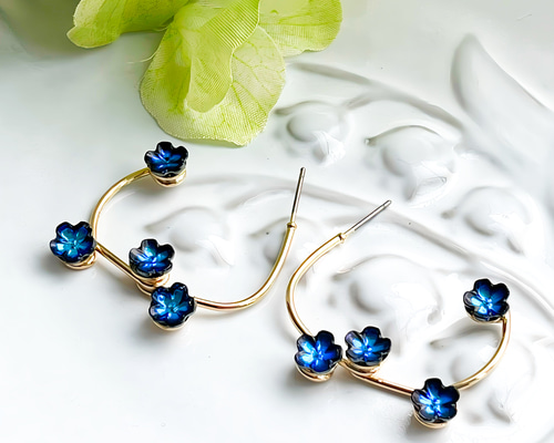 販売終了★【ピアス】アラベスクモチーフ× スワロ ブルー 水色 スワロフスキー アクアマリン 水色 6mm 斜めキューブピアス】3月誕生