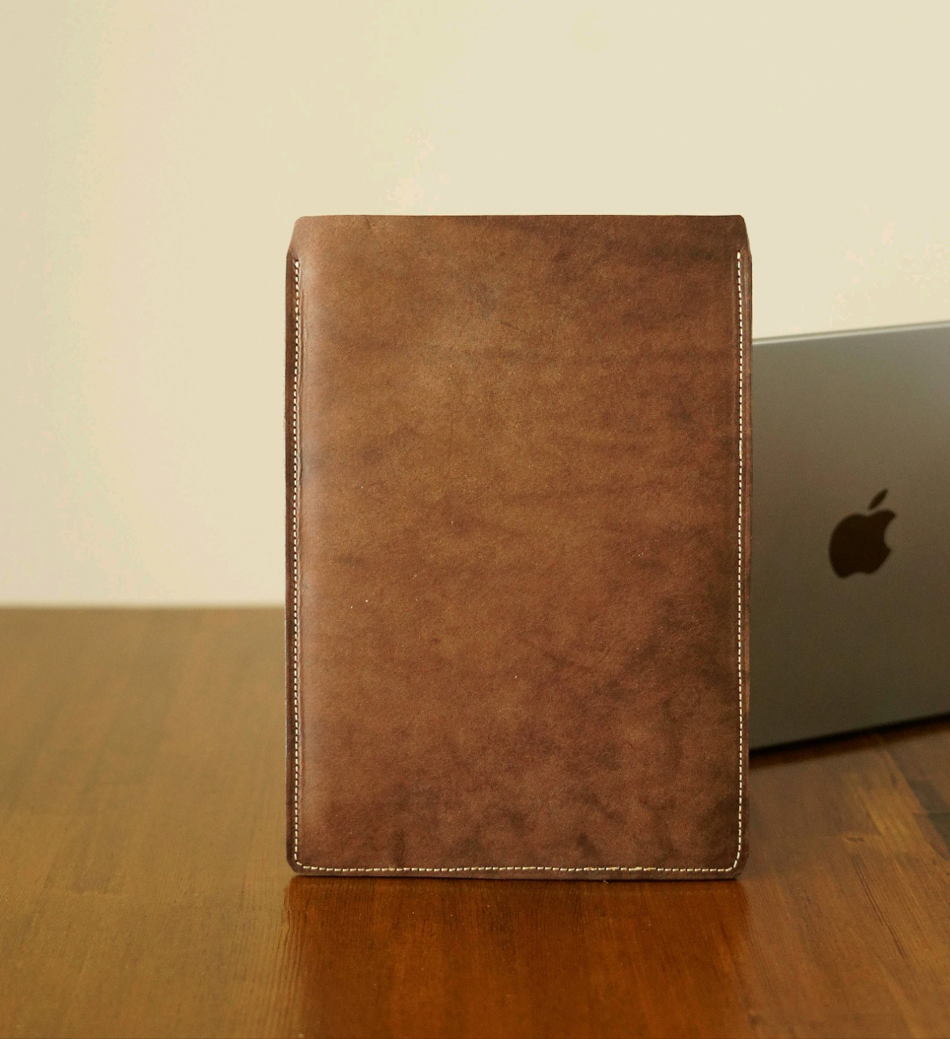 イタリアンレザー ダークブラウン Castagna のパソコンスリーブケース　MacBook