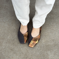 パンプス「 Dot half ダークグレー」秋冬カラー＊左右で雰囲気が変わる個性的パンプス＊【受注製作】 2枚目の画像