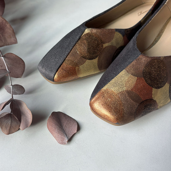 パンプス「 Dot half ダークグレー」秋冬カラー＊左右で雰囲気が変わる個性的パンプス＊【受注製作】 1枚目の画像