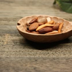 手彫りで仕上げたナッツ皿 楢(ナラ) 長さ約13cm 薬味皿・豆皿 u.wood