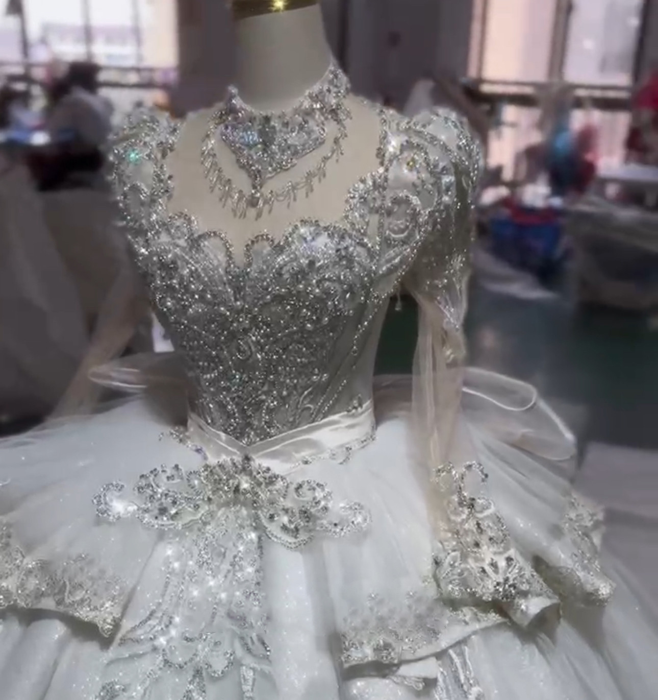 見逃さない　高品質ウェディングドレス　イリュージョンネック　多層チュール　刺繍つき　編み上げ秋婚冬婚にぴったり結婚式挙式