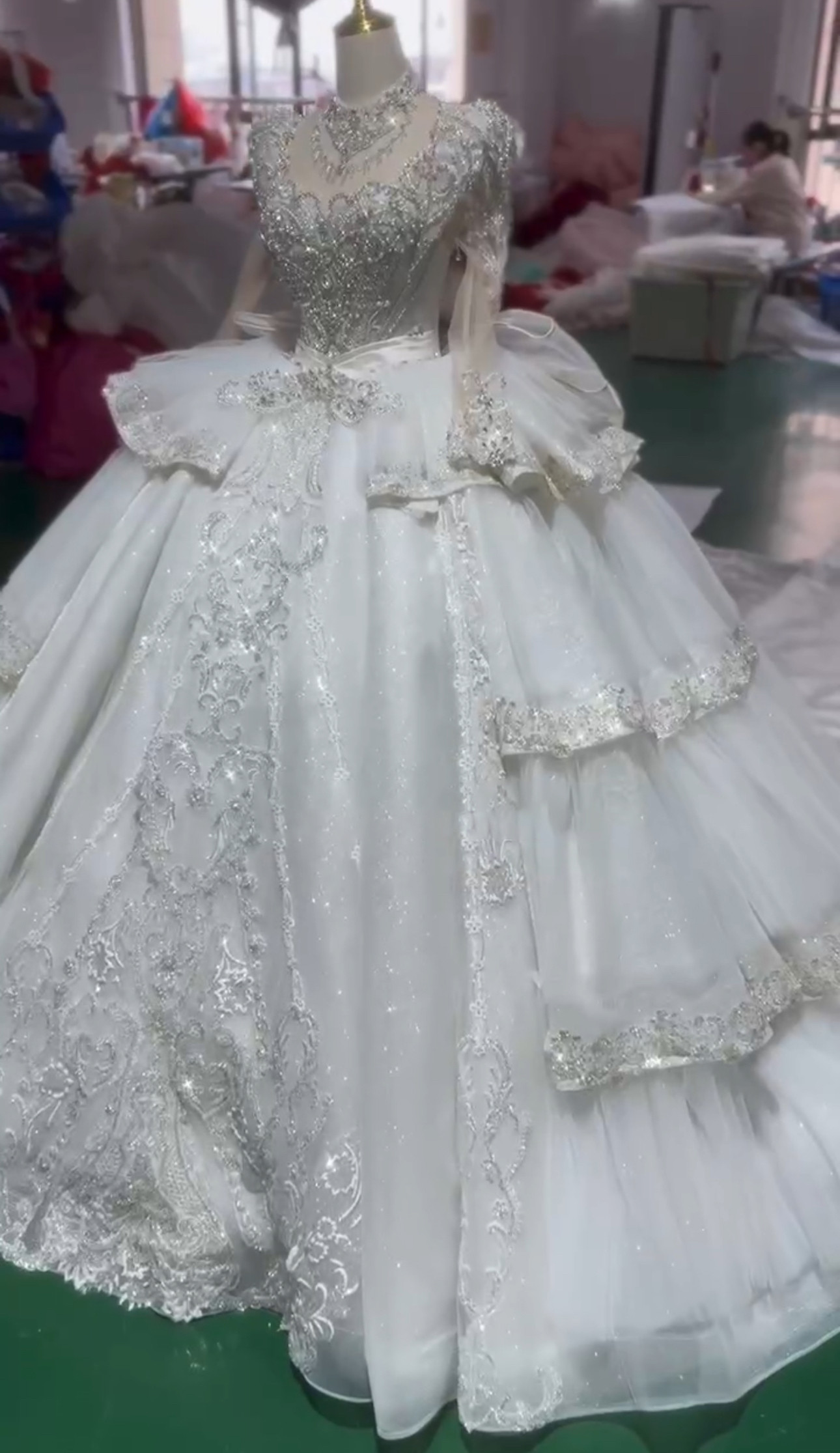 見逃さない　高品質ウェディングドレス　イリュージョンネック　多層チュール　刺繍つき　編み上げ秋婚冬婚にぴったり結婚式挙式