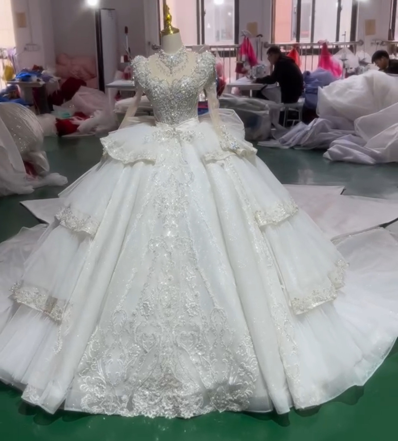 見逃さない　高品質ウェディングドレス　イリュージョンネック　多層チュール　刺繍つき　編み上げ秋婚冬婚にぴったり結婚式挙式