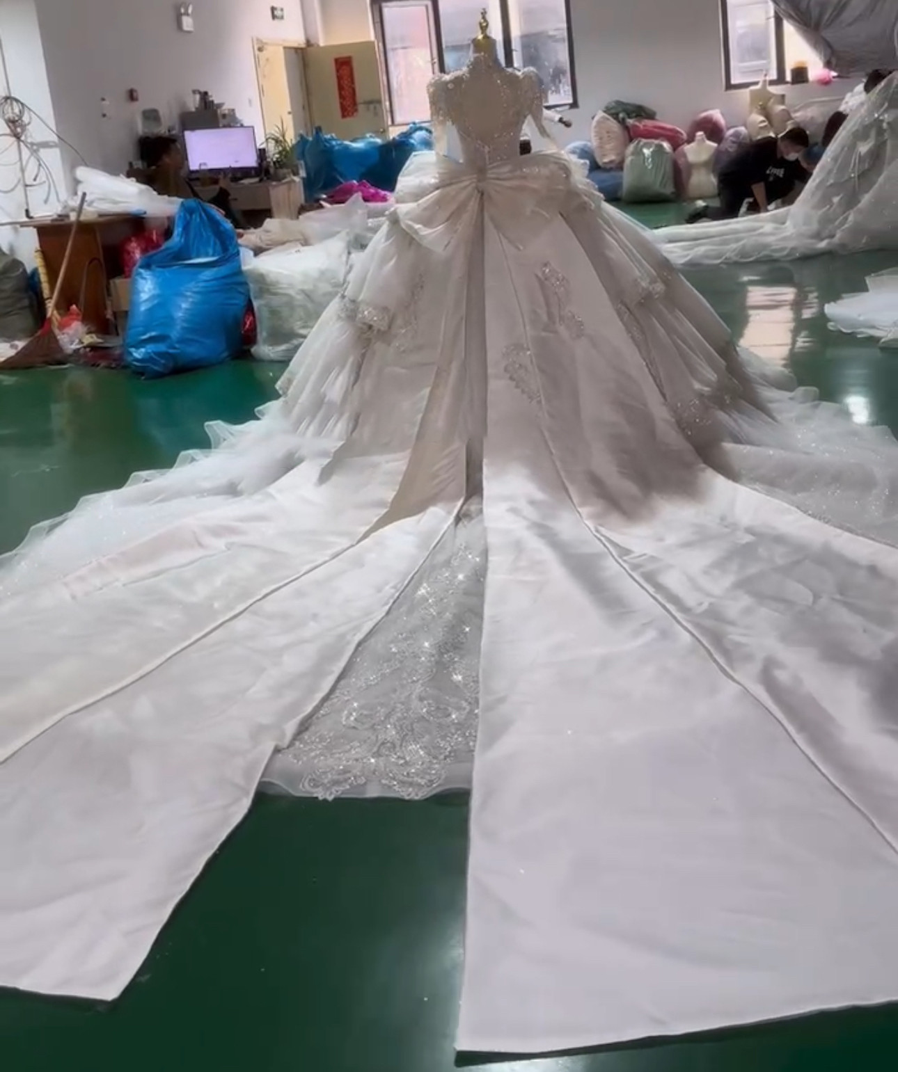 見逃さない　高品質ウェディングドレス　イリュージョンネック　多層チュール　刺繍つき　編み上げ秋婚冬婚にぴったり結婚式挙式