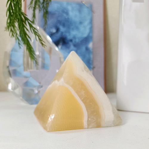 送料無料】アラバスターのピラミッド 242g その他置物 Gemstone忍 通販