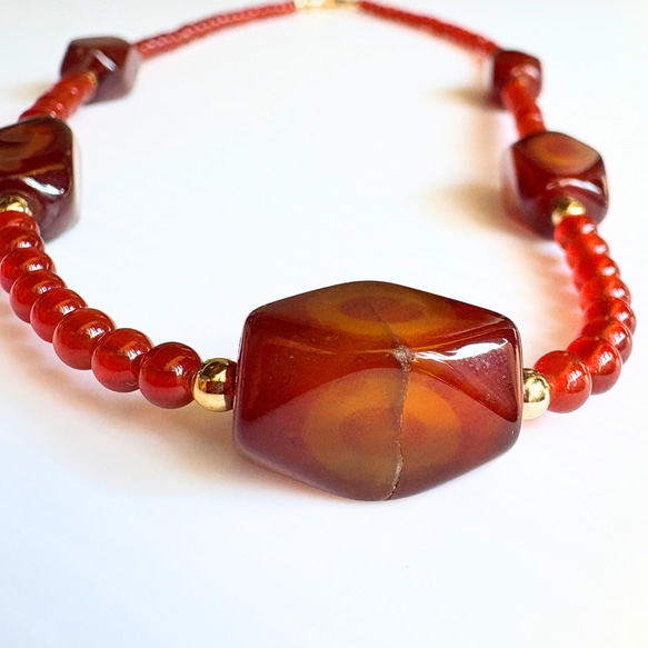 【D29】　赤めのうネックレス｜自然模様とクラックが魅力の天然石アクセサリー【一点もの】　天然石ビーズ 4枚目の画像