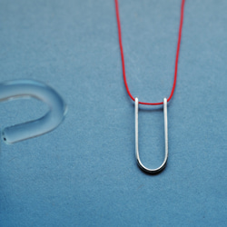 925 銀紅色弧形繩項鍊 第1張的照片