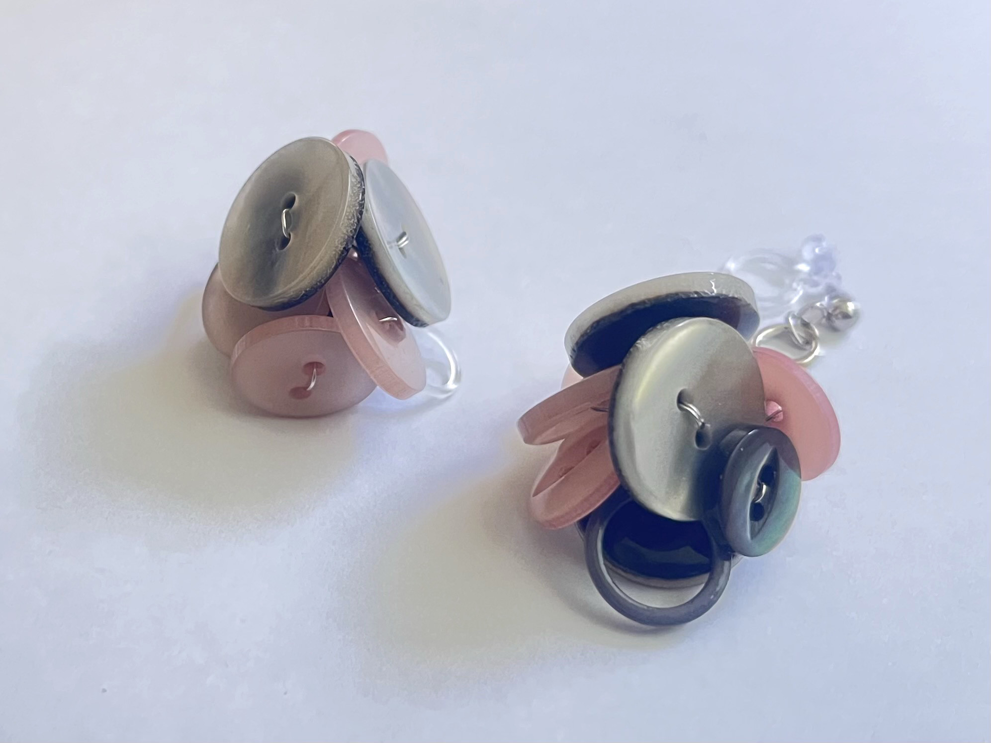 「霞」スモーキーピンク&グレー・いろいろボタン・アシンメトリーイヤリング