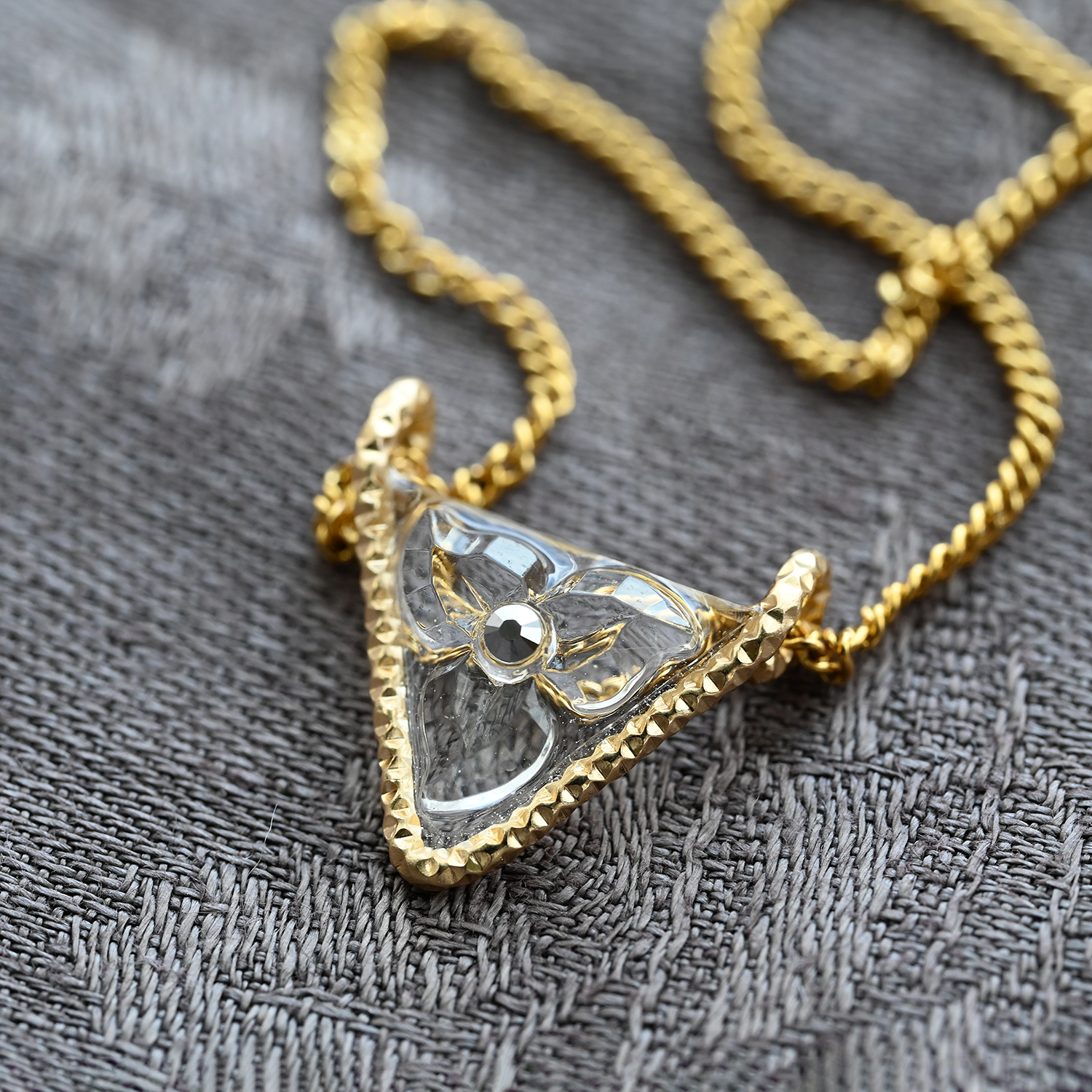 【再販】ヴィンテージガラスの透明な花ネックレス［Cトライアングル・ゴールド］金属アレルギー対応