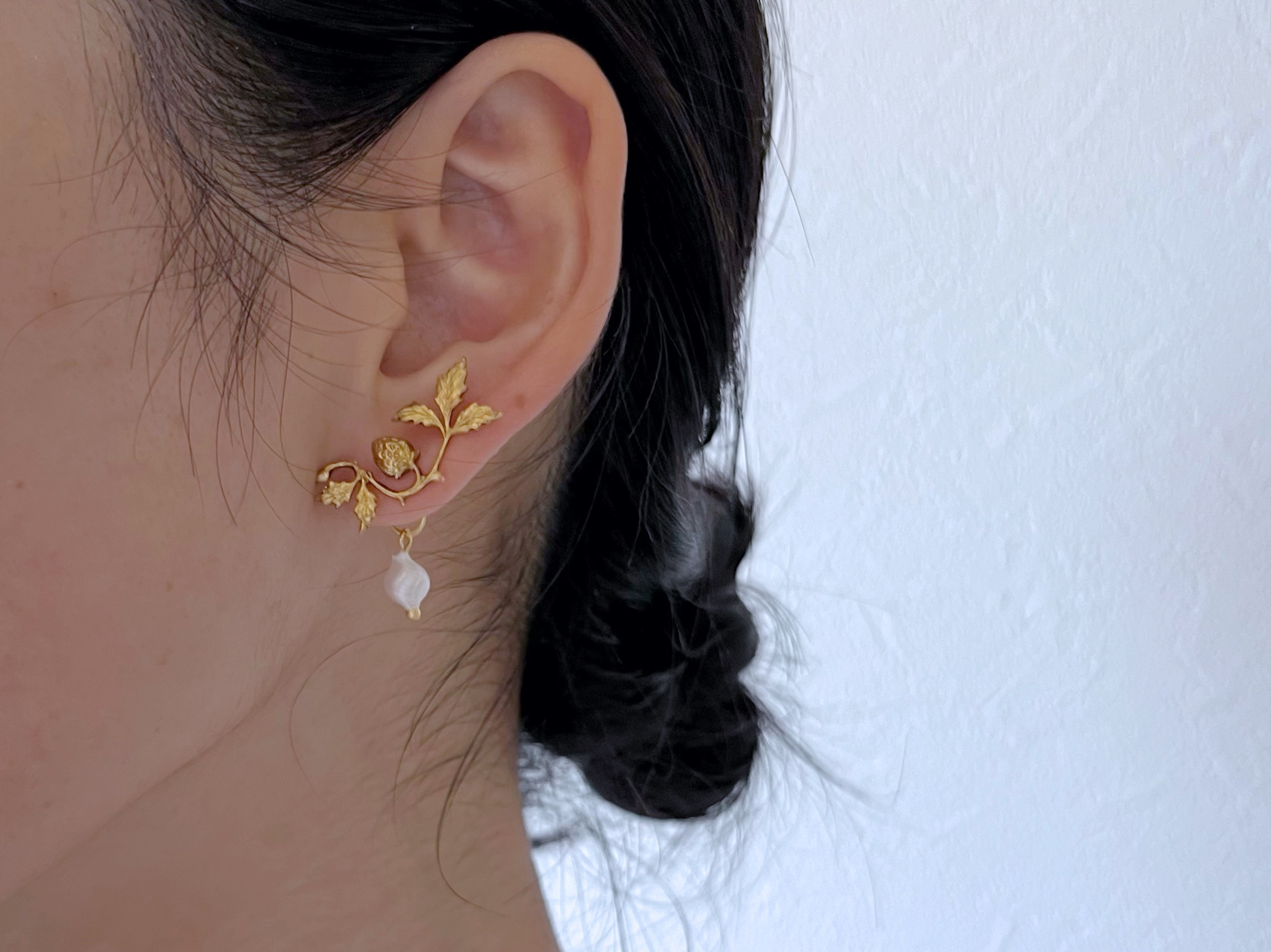 【 fraise 】真鍮の苺とヴィンテージスフレビーズの耳飾り/ピアス/イヤリング/真鍮/ボタニカル/お呼ばれ