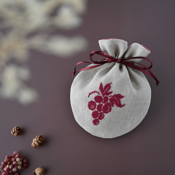 秋の実り ぶどう刺繍のリネンまる巾着ポーチ 巾着袋 NJUTA（ニュータ