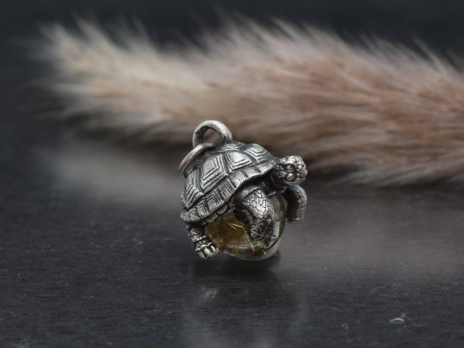 限定1点　身守りリクガメ玉ペンダント　ゴールドルチルクォーツ　革ヒモネックレス付き