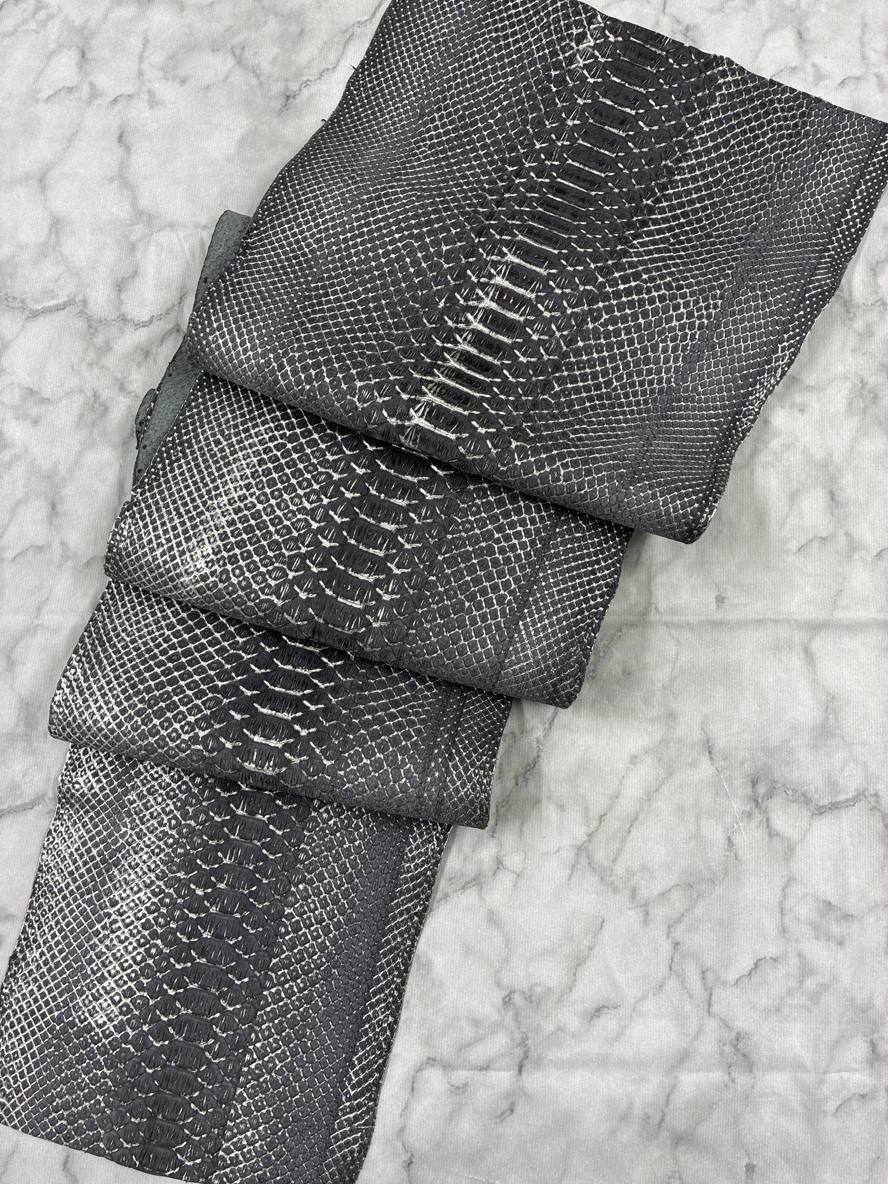 《お買い得》パイソン ヘビ革 ブラック×シルバー 181cm革_P203