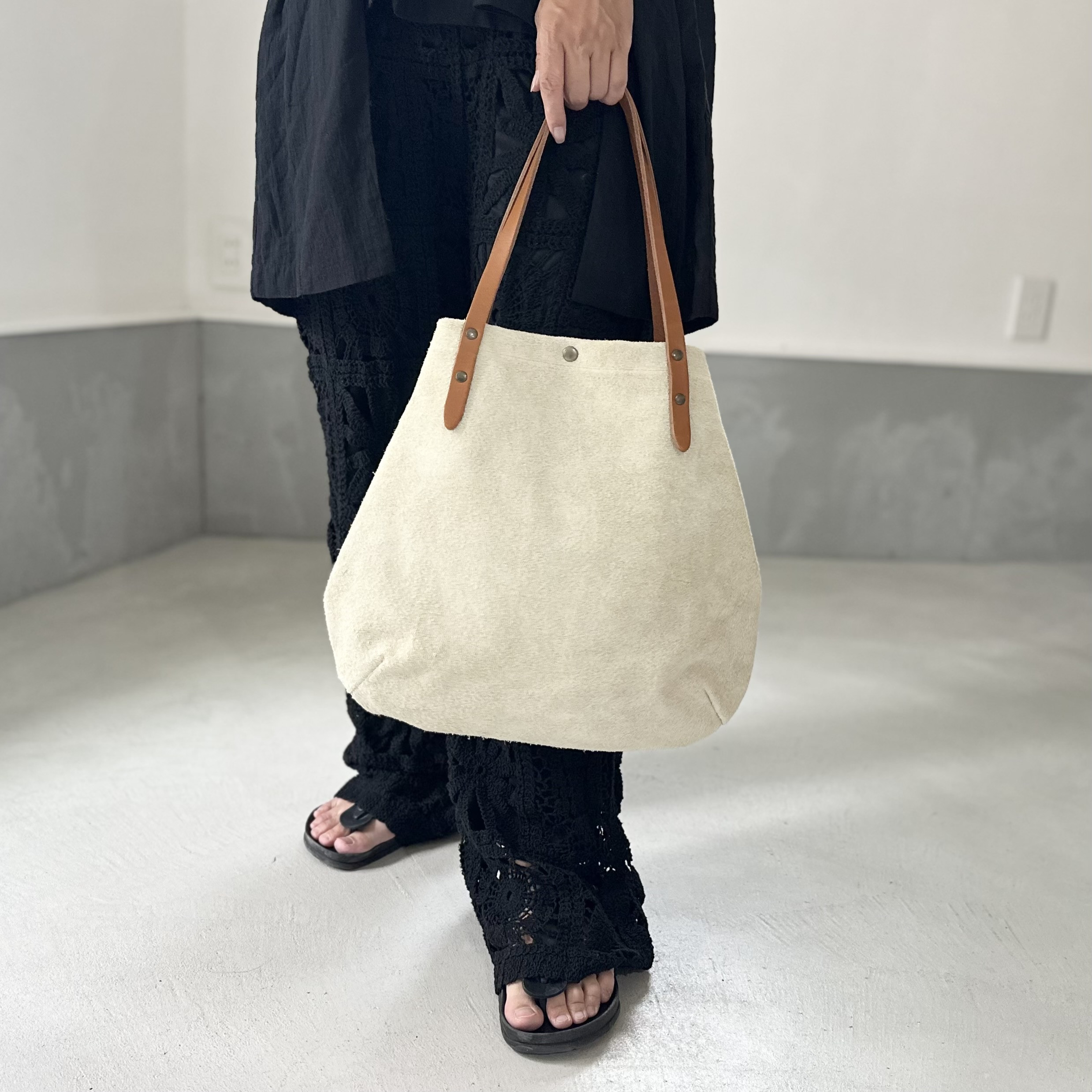 『2025登場Mサイズ』牛床ベロアと極厚オイルヌメの丸型トートバッグ M-size【ビアッカ】