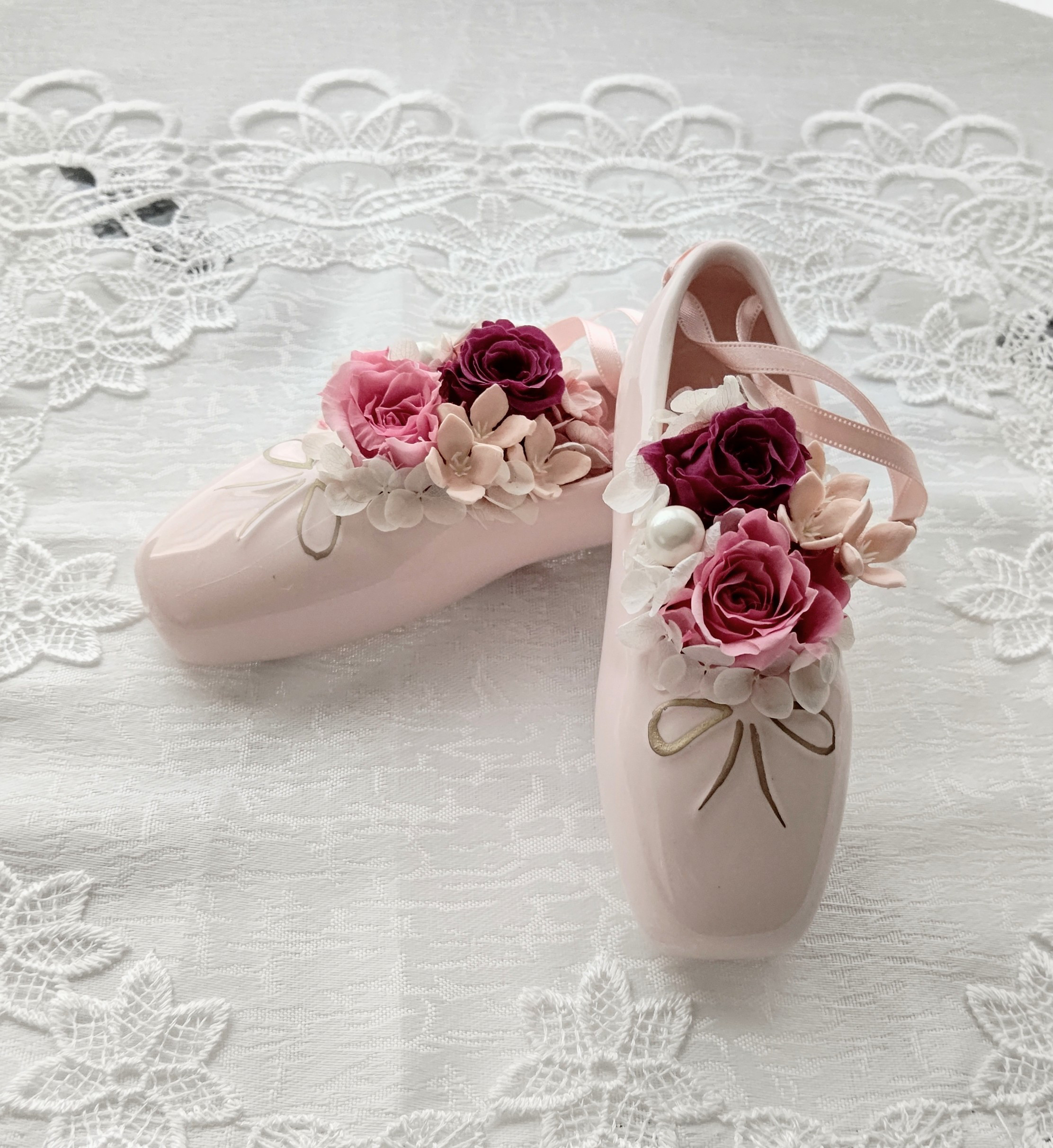 永遠に咲く花を添えて、バレエシューズの壁掛け～優美なローズプリザーブドフラワーアレンジメント～