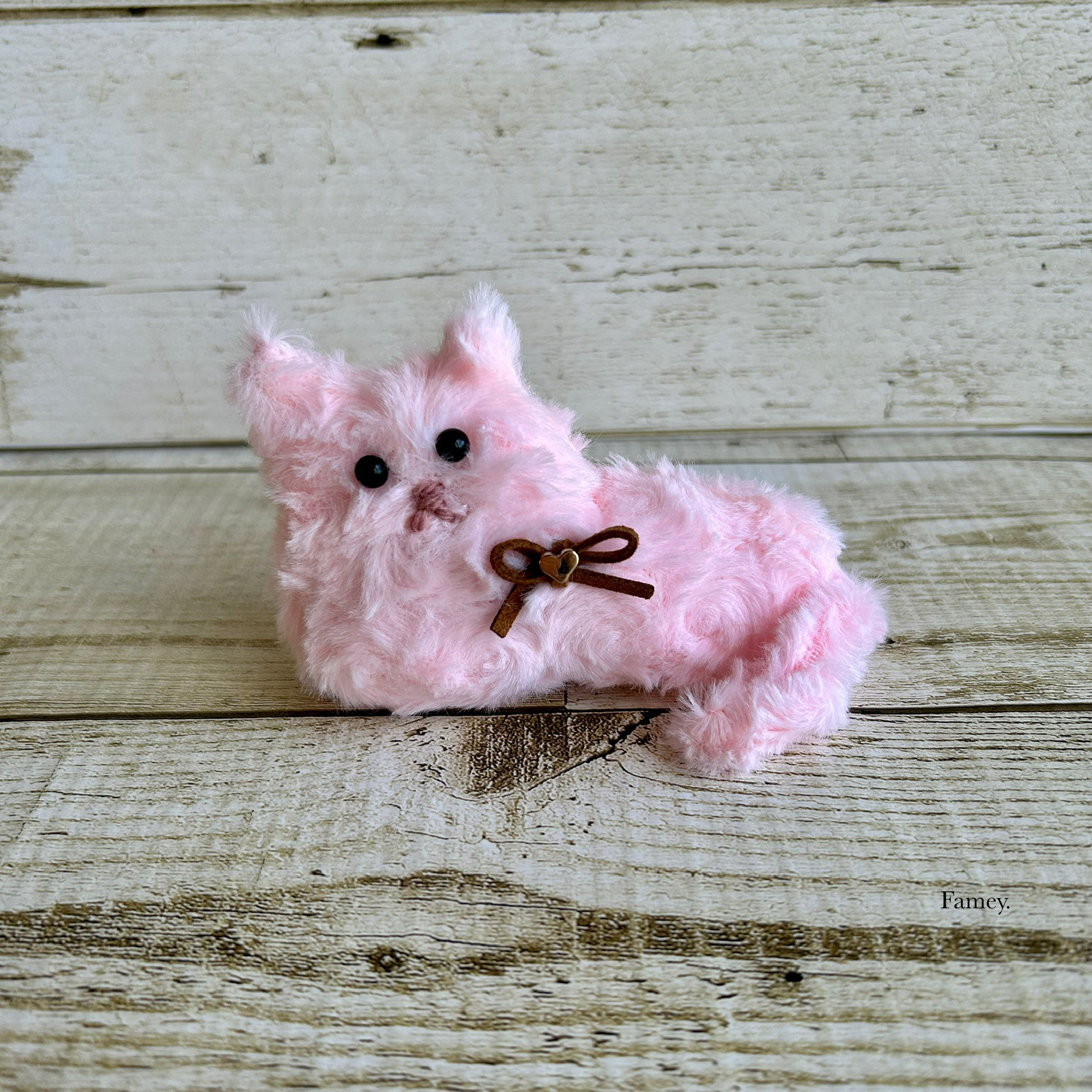 ピンク薔薇の猫ちゃん♡ハートをギュ♡ 大人かわいい♡くつろぎ猫ちゃんぬいぐるみ(ピンク) エコファー