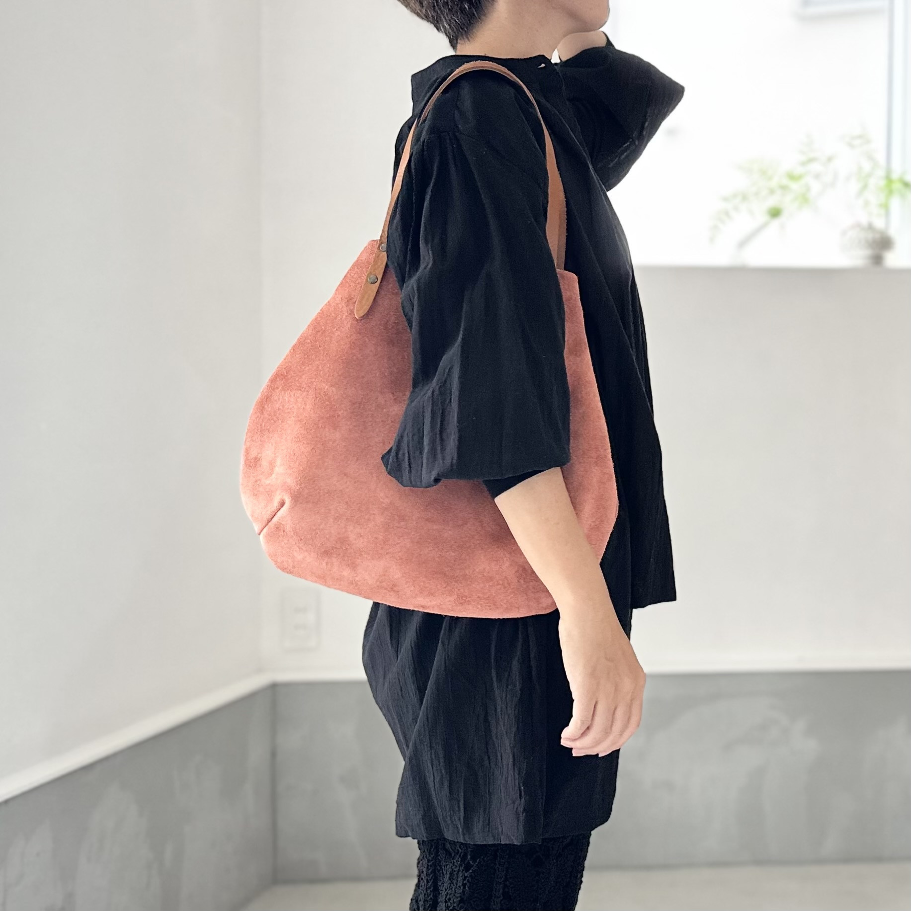 『2025登場Mサイズ』牛床ベロアと極厚オイルヌメの丸型トートバッグ M-size【ベビーピンク】