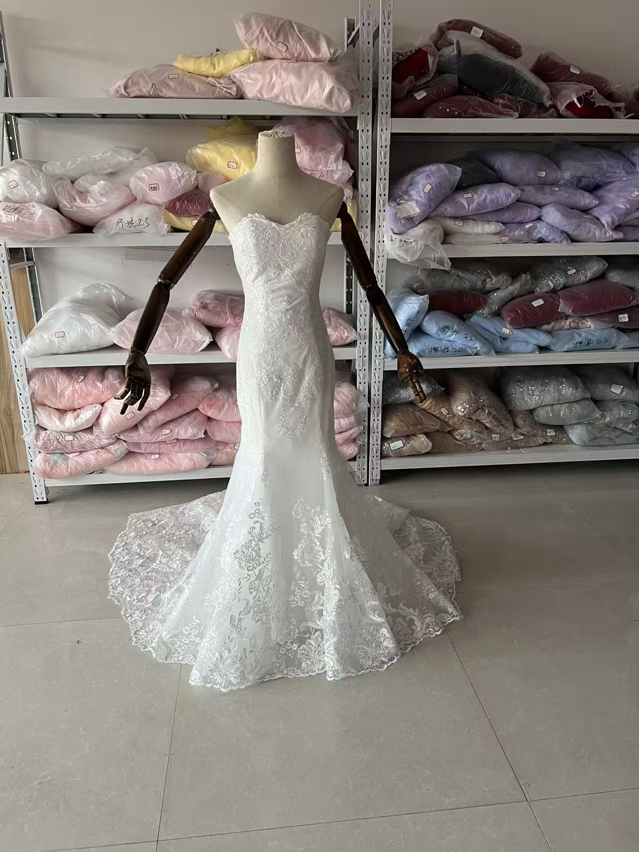 ウェディングドレス ベアトップ マーメイドライン 取り外し袖 贅沢な総レース 華やかなトレーン 結婚式