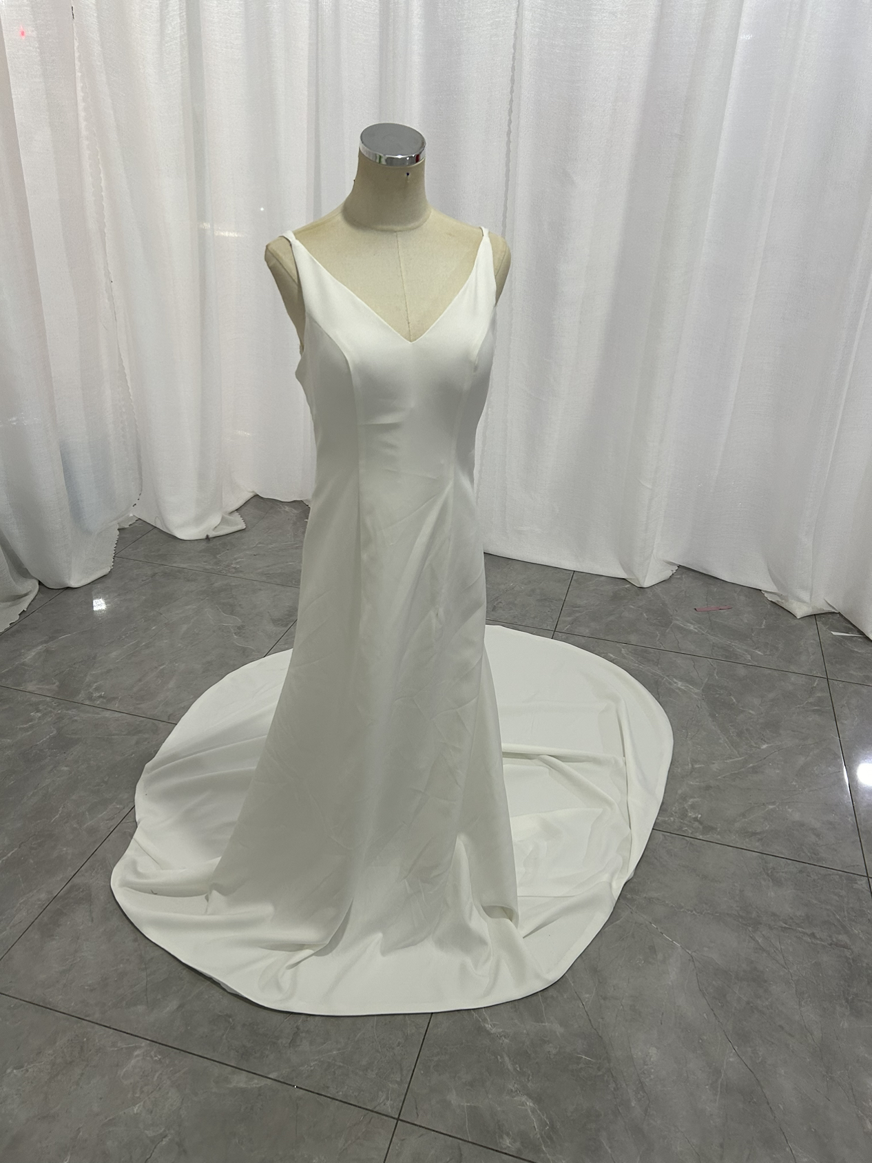 パーティードレス オフホワイト キャミソール 細見えシルエット ロングトレーン 二次会