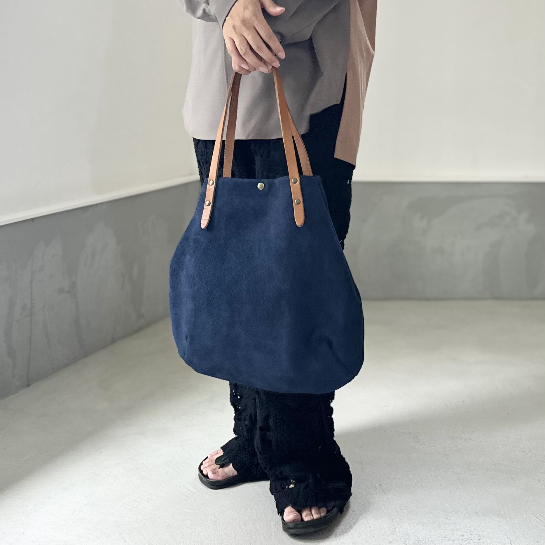『2025登場Mサイズ』牛床ベロアと極厚オイルヌメの丸型トートバッグ M-size【ネイビー】