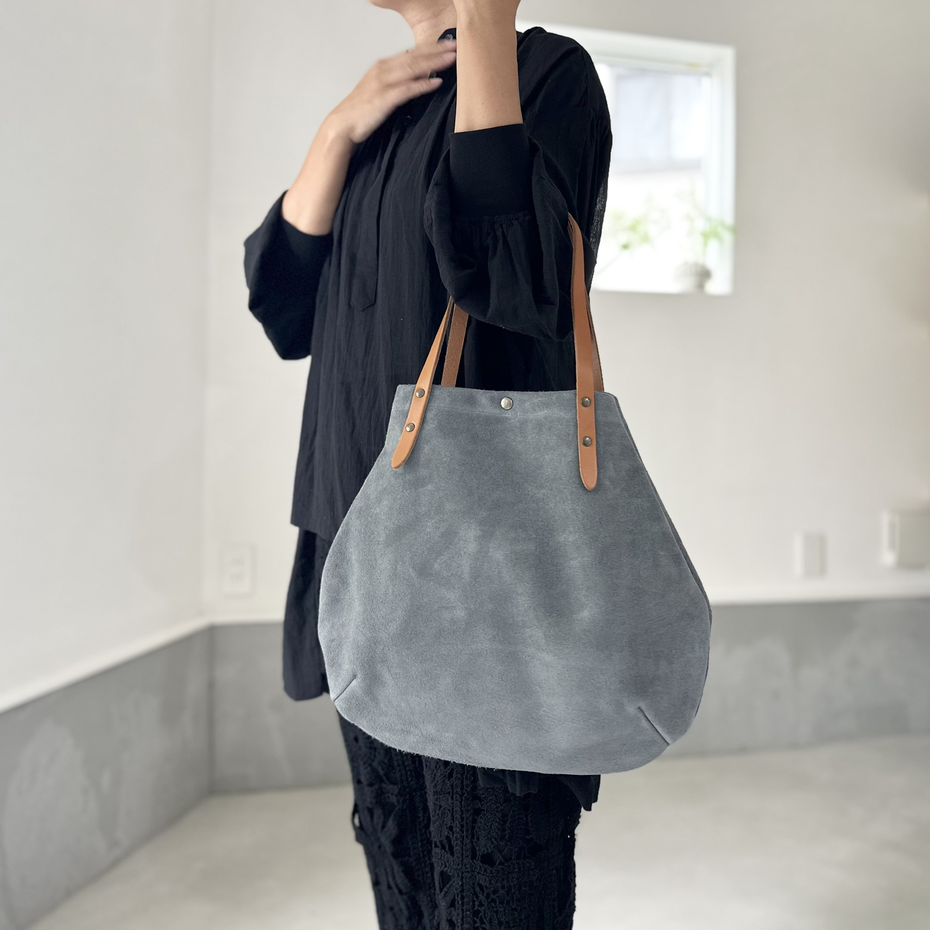 『2025登場Mサイズ』牛床ベロアと極厚オイルヌメの丸型トートバッグ M-size【ブルーグレー】