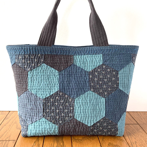 刺繍とパッチワークキルトのトートバッグ カンタ刺繍パッチワークキルトのトートバッグ【Mサイズ/H