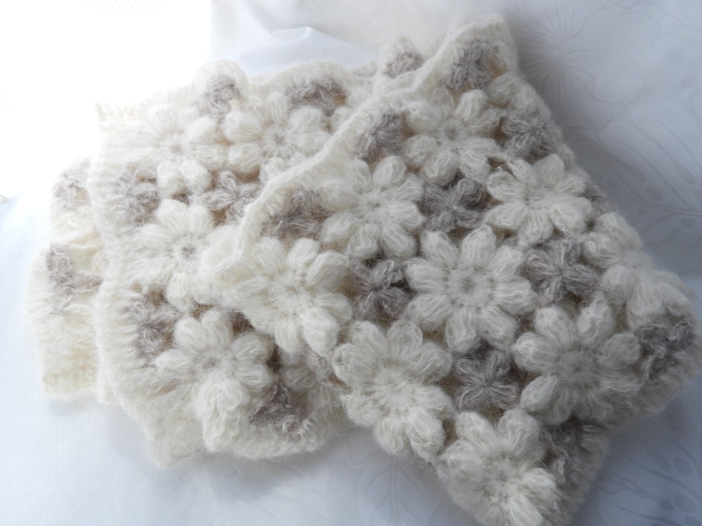 マフラー　お花モチーフ編み長め　受注製作オフホワイト×薄茶　チクチクしないアルパカ75%