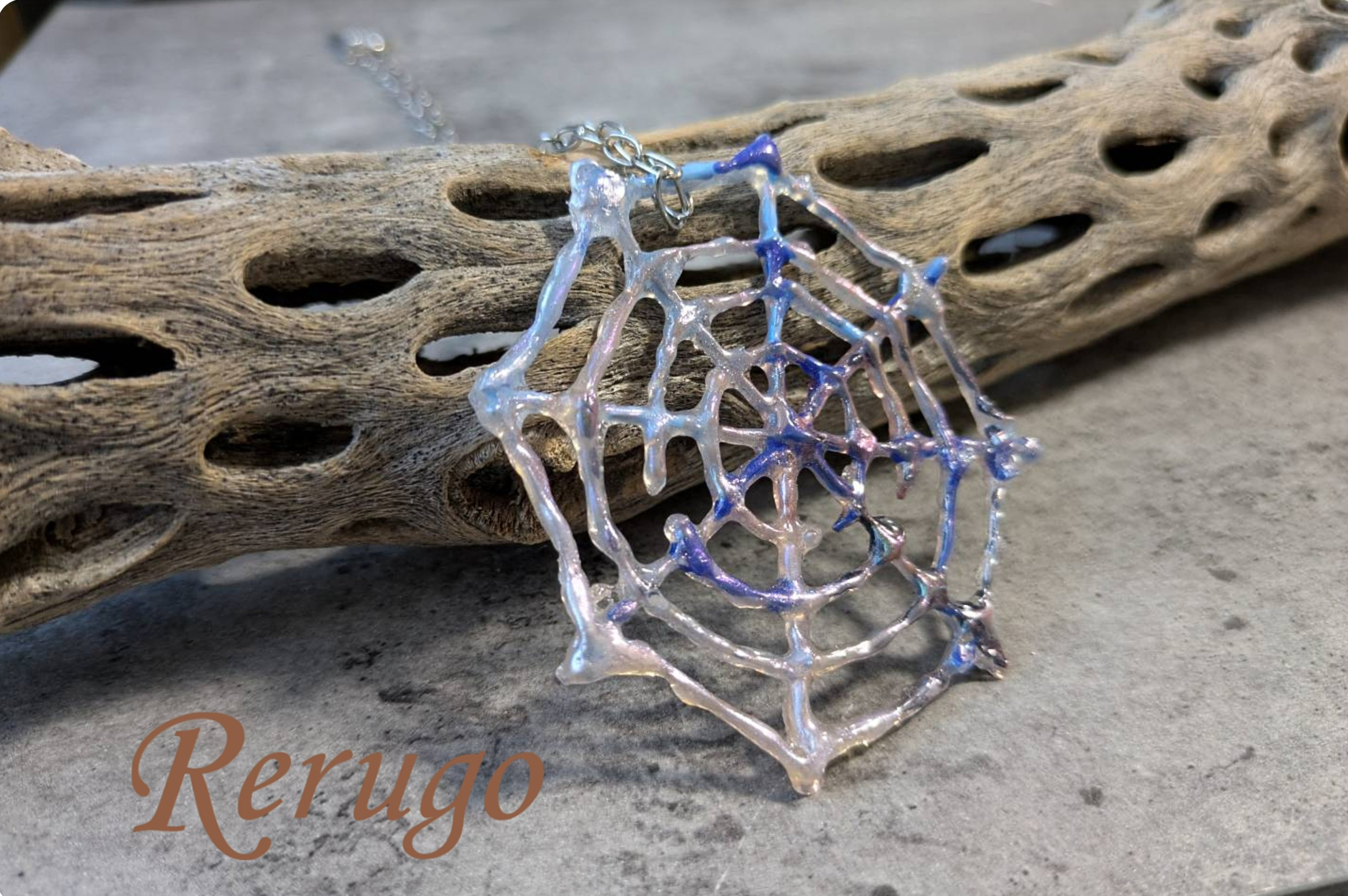 クモの巣ネックレス　レジン　スパイダーウェブ　グラデーション