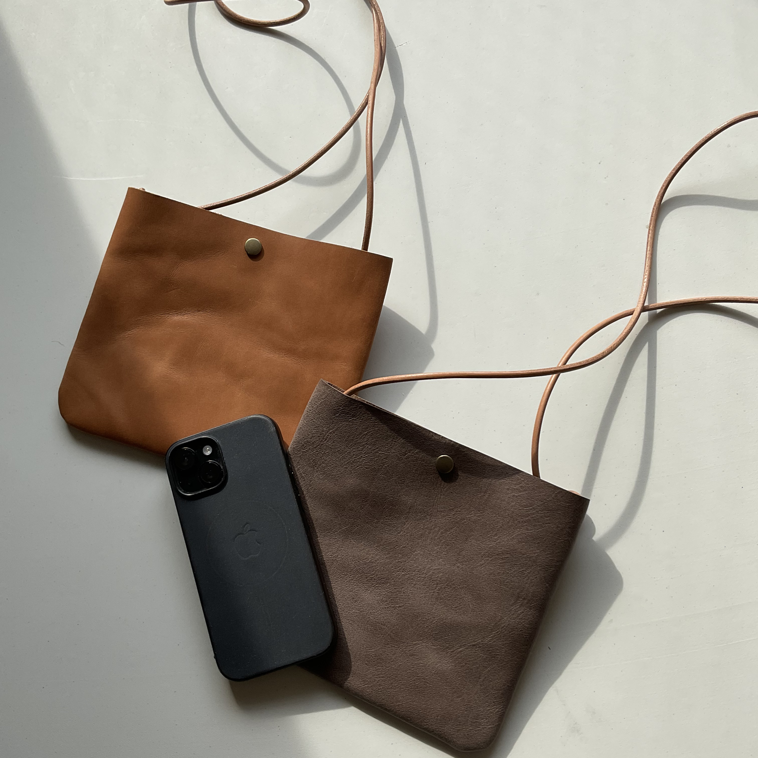 レザースマホポシェット　ヨコ