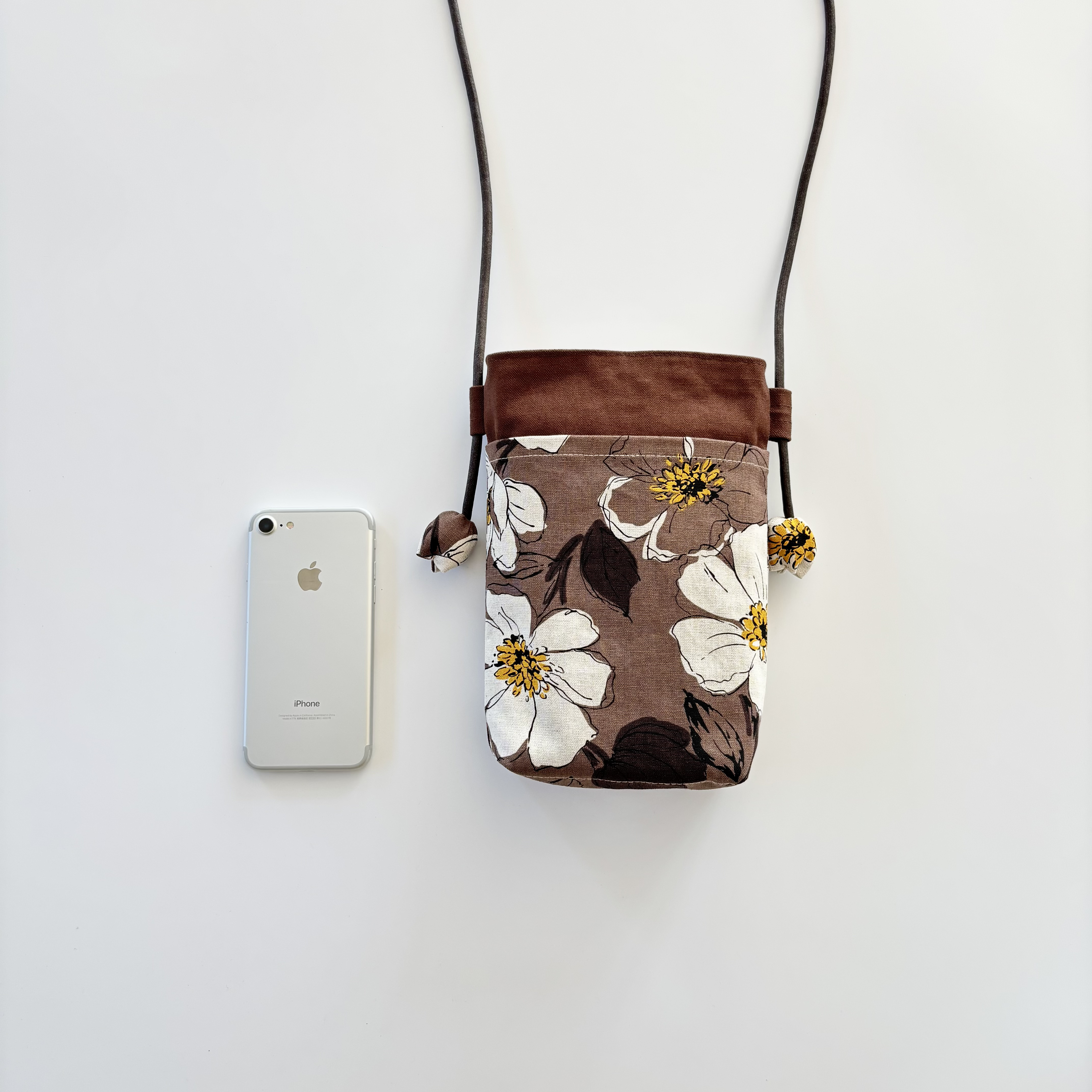 ちょっと大きめＬサイズ　大人の花柄⭐️布製スマホポシェット［チョコブラウン］お散歩や旅行のおともに