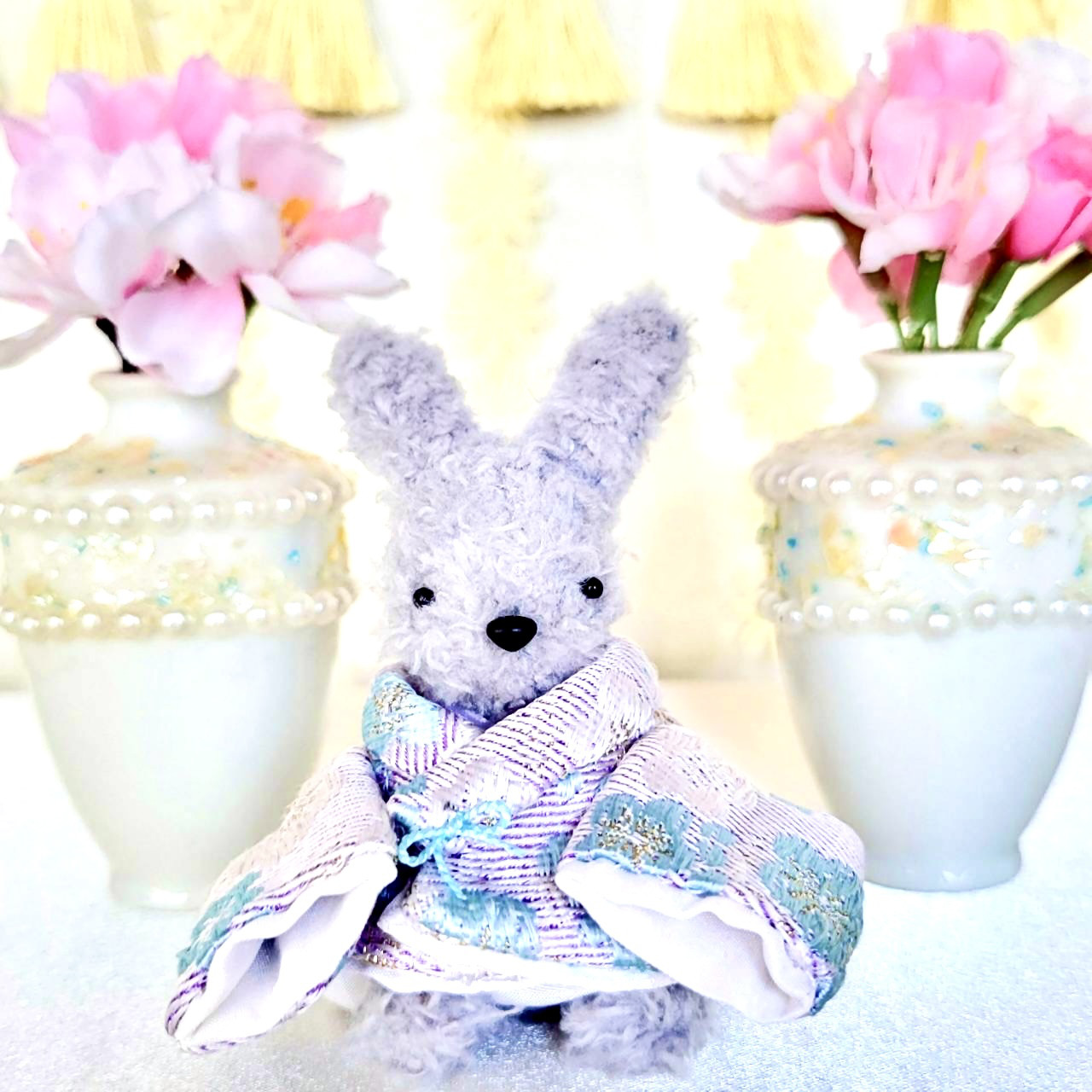 854とても小さなお着物〈赤ちゃんサイズぬいぐるみ用〉【正絹金襴】  淡藤色地に梅花文様白かさね【新襟仕様】