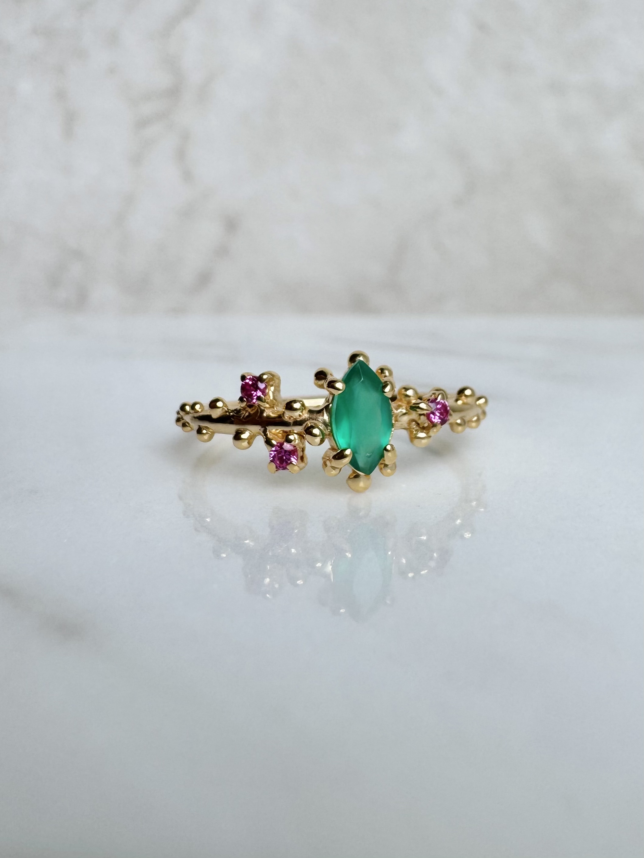 異国の色彩を纏う食虫植物モチーフ＊シルバー925 一点物リング　天然石リング　グリーンオニキス　合成ルビー　個性派リング