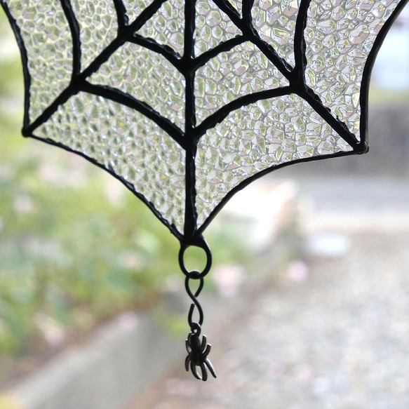 ステンドグラス サンキャッチャー 蜘蛛の巣 模様 スパイダー ハロウィン 吊り下げ インテリア 窓飾り 5枚目の画像