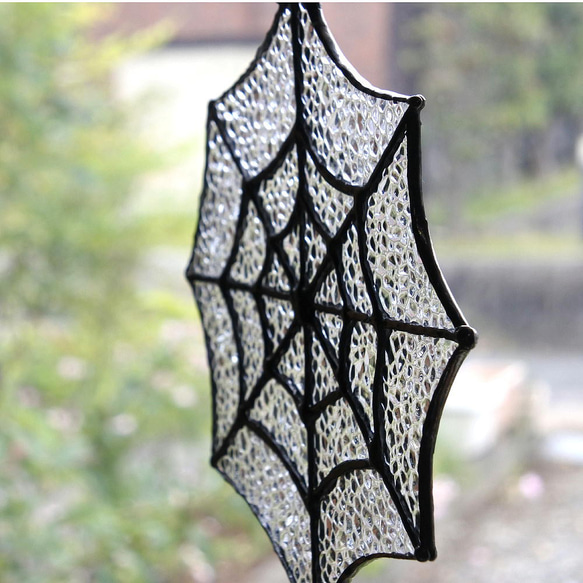 ステンドグラス サンキャッチャー 蜘蛛の巣 模様 スパイダー ハロウィン 吊り下げ インテリア 窓飾り 4枚目の画像