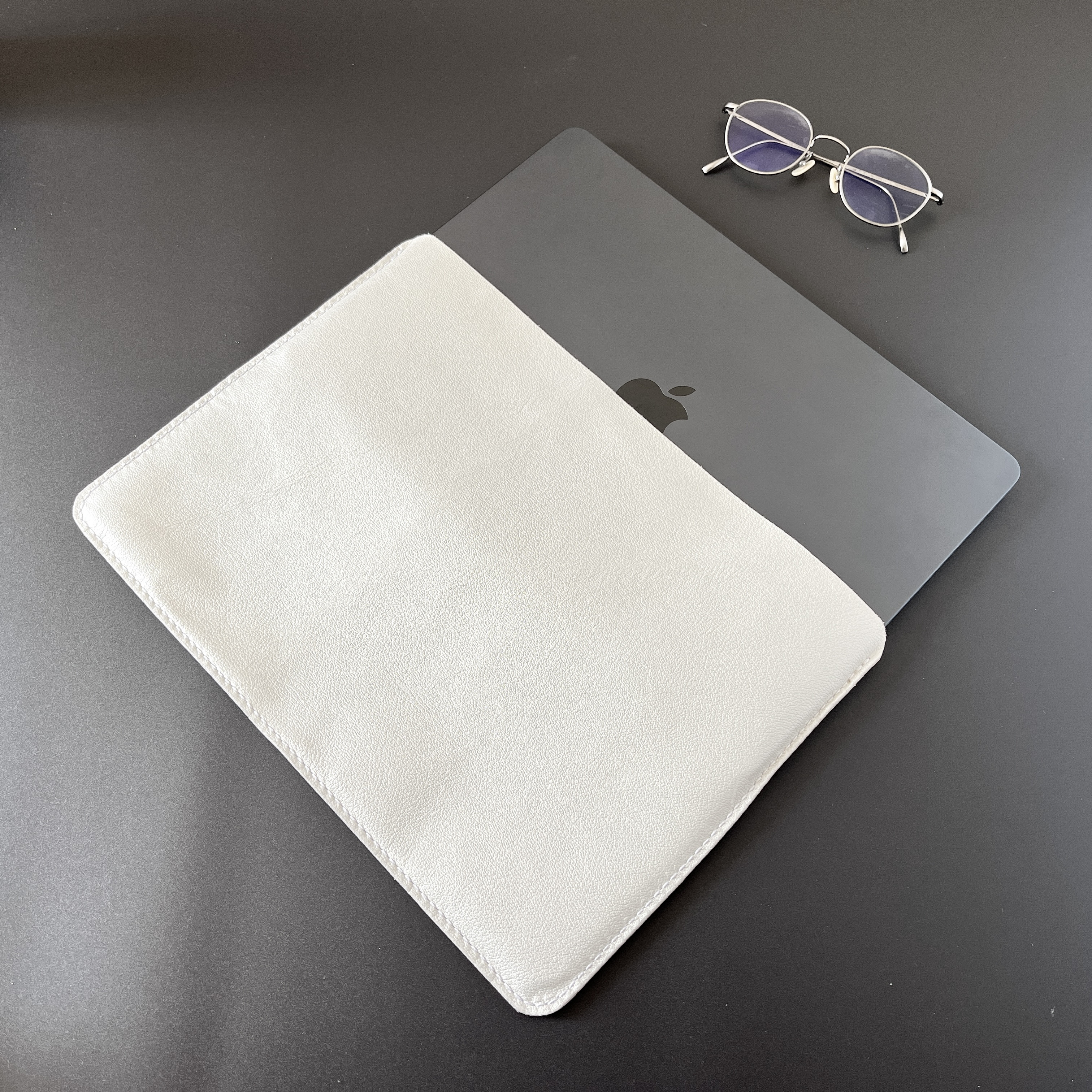 MacBook ケース　13インチ　レザー　革　マックブック　パールホワイト