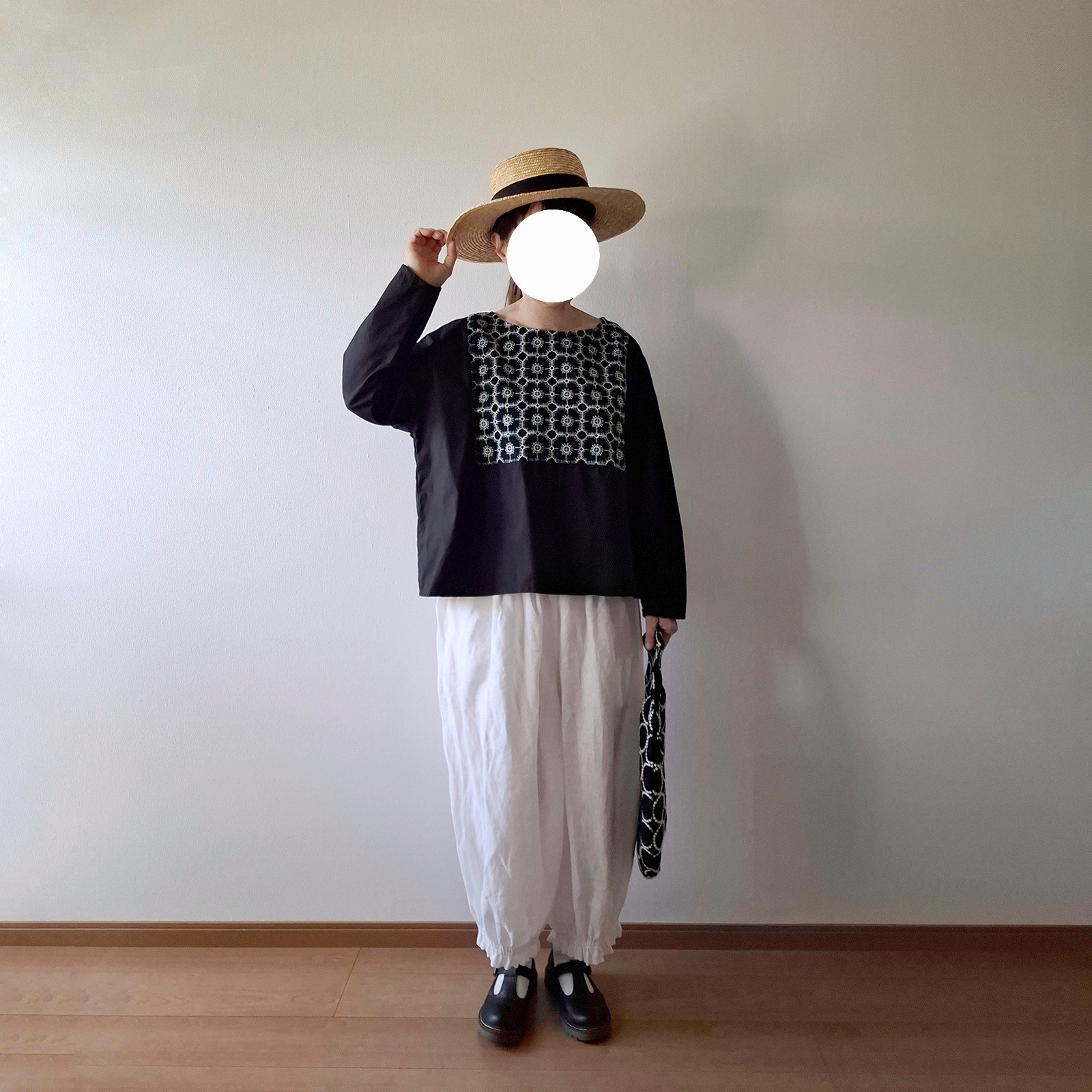 フラワー刺繍の長袖ブラウス